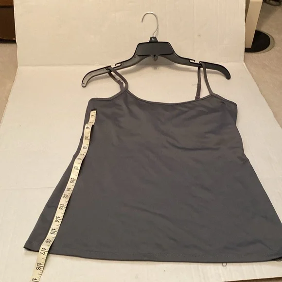 6 camis Assorted Colors. Size Medium - Picture 3 of 4